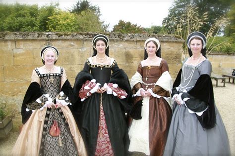 what do tudor women wear